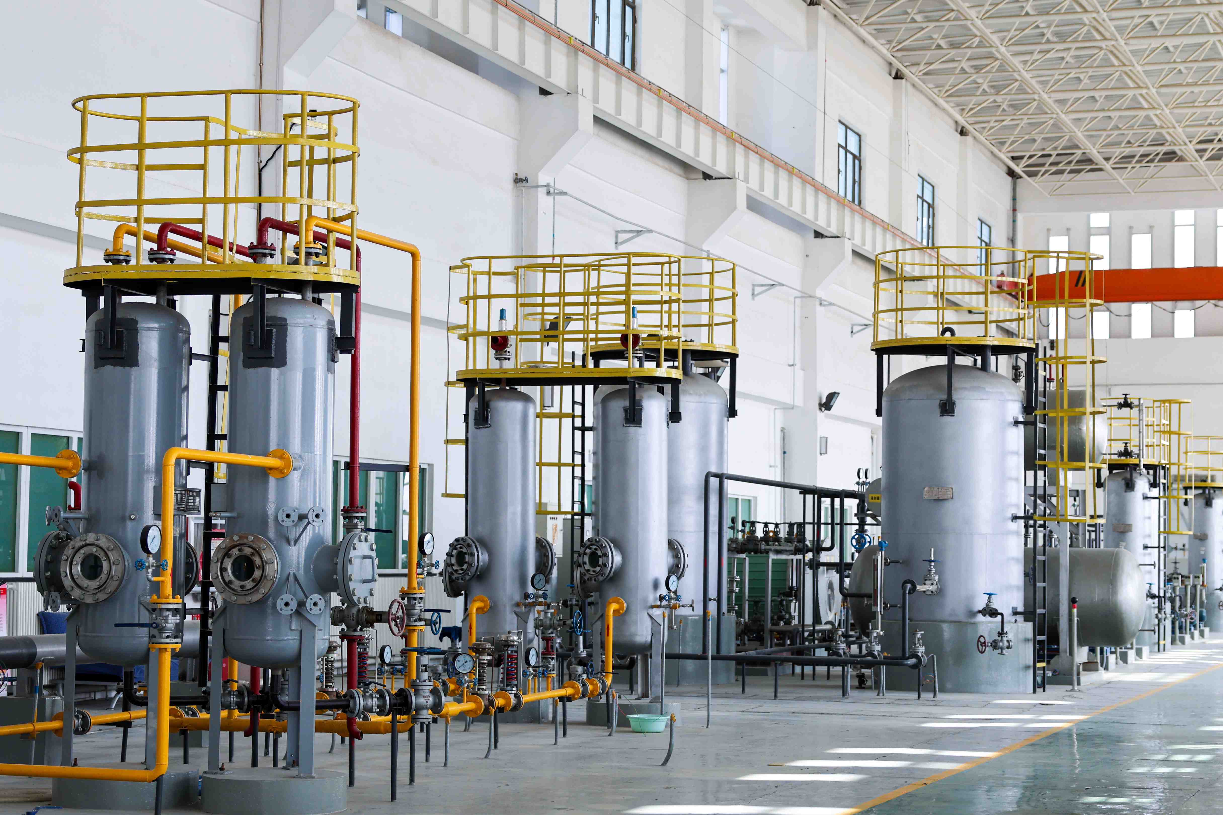 F14油气储运实训厂房，主要为油气储运工程专业学生开展实验和实习实训。厂房内有多泵站密闭输送仿真实训装置、气液两相流实验装置、输气管道实训装置、输油管道实训装置以及油库实训系统装置等模拟仿真实验实训装置，涵盖了原油、天然气长距离运输、储运、油气集输等工艺流程。 (2).JPG